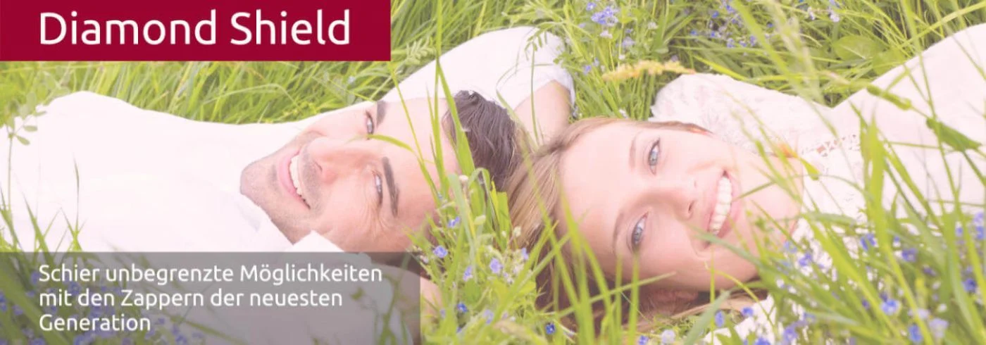 Diamond Shield Zapper nach Raymond Rife, Hulda Clark und Alan Baklayan für Frequenztherapie und Bioresonanztherapie Ein glückliches Paar liegt im Gras und lacht