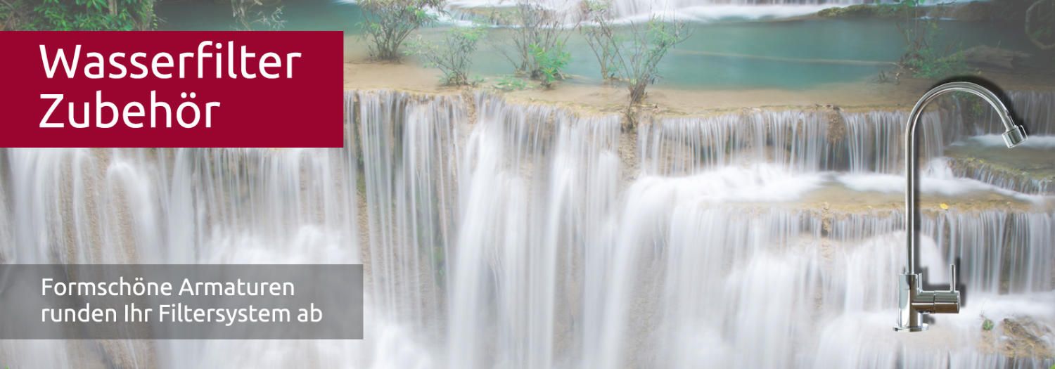 Ein breiter Wasserfall stürzt in die Tiefe