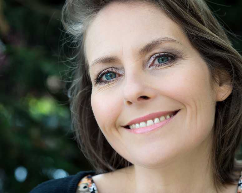 Hübsche Frau mittleren Alters lächelt - sie ist gesund